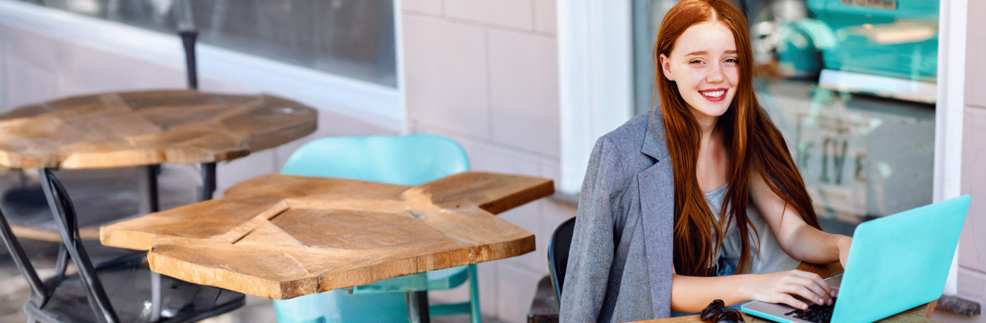 Rekruterka uśmiecha się podczas pracy, korzystając z najlepszych narzędzi do rekrutacji.