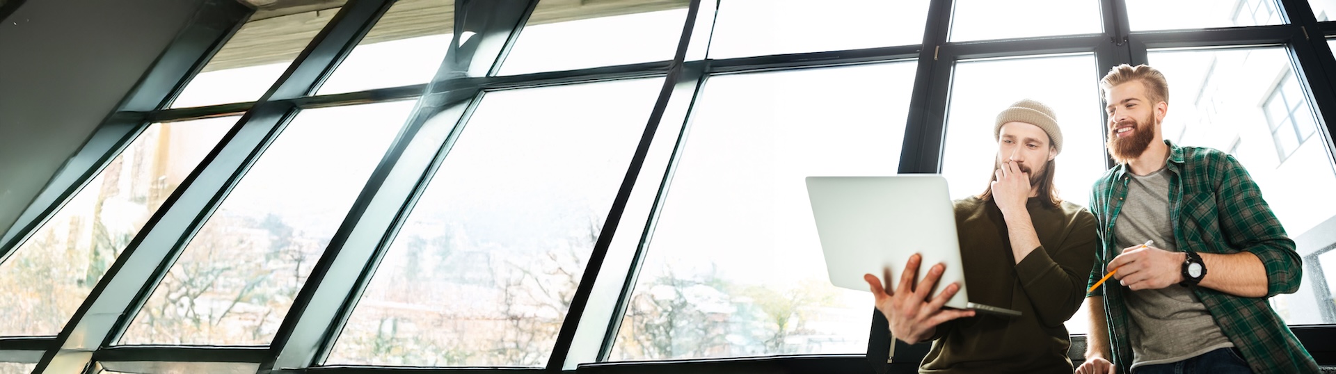 Mężczyźni pracujący na laptopie, w poszukiwaniu najlepszych kandydatów do pracy.