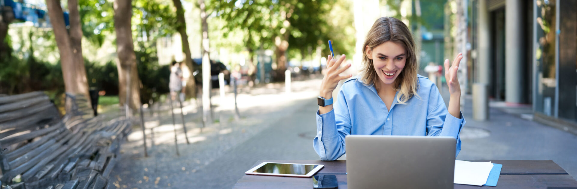 Zachwycona kobieta obserwuje efekty rekrutacji na komputerze.